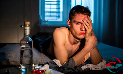 Похмелье у мужчины Мужчина держится за голову